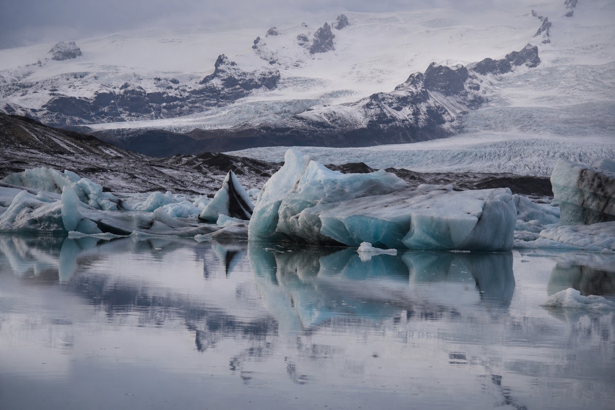 Icebergs drifting across Jökulsárlón glacier lagoon